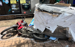 Hai cuộn thép hàng chục tấn rơi khỏi xe đầu kéo, đè bẹp xe máy ở TP.HCM