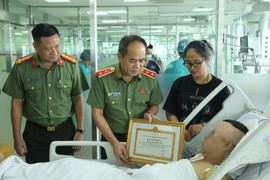 Giám đốc Công an Hà Nội trao bằng khen tặng cảnh sát cơ động bị quái xế tông