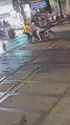Nữ nhân viên gác chắn cứu thanh niên ngã trên đường ray