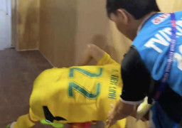 Nguyễn Tiến Linh trượt ngã, chấn thương khi kí tặng người hâm mộ