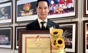 Đạo diễn Lý Hải nhận bằng khen của Bộ VHTTDL vì đóng góp trong lĩnh vực điện ảnh