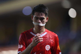 Tuyển thủ Việt Nam đi cấp cứu sau 36 phút thi đấu