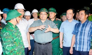 Thủ tướng trực tiếp kiểm tra công tác ứng phó bão số 5 ở các xã ven biển Nghệ An