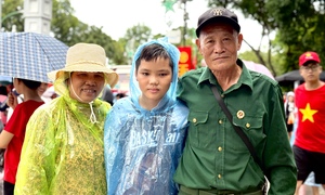 Cựu binh Trường Sơn cùng vợ vượt 120km trong mưa, đến Ba Đình cổ vũ chiến sĩ A80