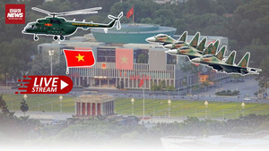 Dàn máy bay 'hổ mang chúa' Su-30MK2, trực thăng luyện tập trên bầu trời Hà Nội