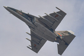 Máy bay tiêm kích bật thẳng đứng, nhào lộn trên bầu trời Hà Nội