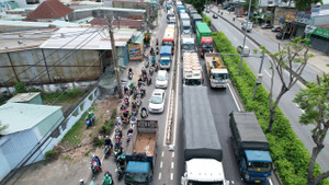 Xe tải tông nhau lật ngang trên đường, giao thông ùn tắc kéo dài 2km tại TP.HCM