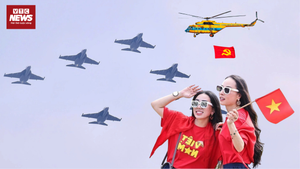 Khoảnh khắc người dân hò reo khi biên đội máy bay lướt qua Lăng Bác