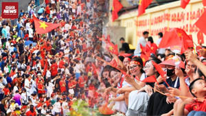 Hà Nội đêm rực rỡ: Người dân mọi miền hân hoan trong niềm vui của dân tộc