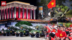 Khí tài tối tân đồng loạt xuất hiện, vạn người choáng ngợp