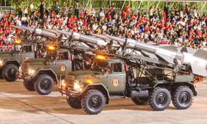 Vạn người reo hò khi tên lửa, xe tăng hùng dũng tiến qua Quảng trường Ba Đình