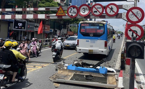 Phạt tài xế lái xe khách lên cầu vượt Thái Hà, làm hư hỏng biển báo