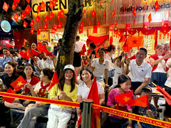 Người đàn ông làm điều bất ngờ giữa lòng phố cổ trong ngày tổng hợp luyện A80