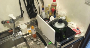 Chủ nhà tá hỏa vì hàng trăm chai nước tiểu khách thuê để lại dù toilet cách 10m