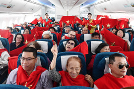 Rực rỡ sắc đỏ sao vàng trên chuyến bay đặc biệt mừng Quốc khánh 2/9