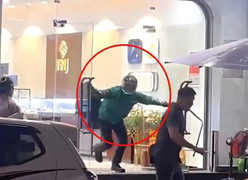 Nam thanh niên mặc áo Grab, cầm búa xông vào cướp tiệm vàng ở Đà Nẵng