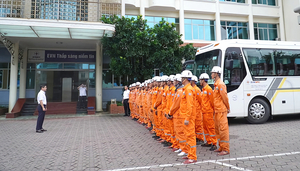 Điện lực Quảng Ninh chi viện đến Hà Tĩnh khắc phục lưới điện sau bão số 5