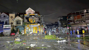 Dông lốc quét qua Ninh Bình, hất đổ loạt ô tô và nhà dân, 1 người tử vong