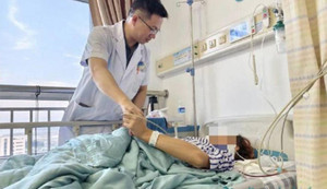 Sinh viên 19 tuổi bị liệt do suốt ngày cúi gằm mặt xem điện thoại