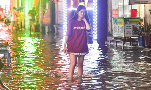 Lội nước về nhà lúc nửa đêm sau trận mưa lớn ở Hà Nội