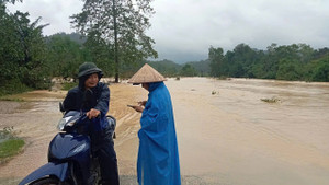 Khẩn trương tìm kiếm công nhân mất tích trong vùng cô lập do lũ ở Thanh Hóa