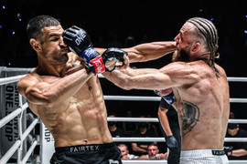 Võ sĩ MMA ra đòn 'dương Đông kích Tây', đối thủ tưởng tránh được lại bị đấm gục