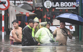 Khu biệt thự 'nhà giàu' ngập gần 1 m, dân chèo thuyền đi lại trên phố