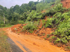 Hoàn lưu bão số 5 làm xã du lịch nổi tiếng xứ Thanh sạt lở nghiêm trọng