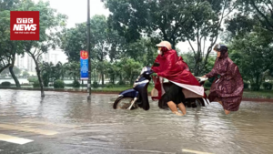 Hà Nội mưa như trút nước: Xe cộ chôn chân, người dân nháo nhào gọi cứu hộ