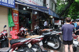 Xe chết máy khắp phố, tiệm sửa ở Hà Nội đông nghẹt khách chờ