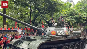 Dàn xe tăng hùng dũng tiến vào Quảng trường Ba Đình, hàng vạn người dân reo hò