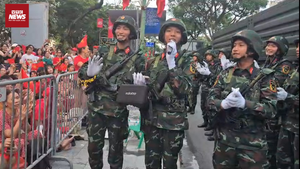 Chiến sĩ diễu binh bất ngờ cất tiếng hát, người dân Thủ đô xúc động reo hò