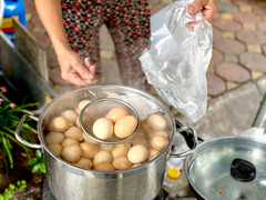 Trứng luộc, bánh rán, xúc xích xuống phố phục vụ nghìn người chờ xem diễu binh