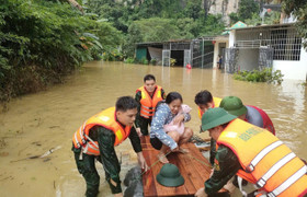 Nước sông Thanh Hoá vượt báo động 3, lực lượng chức năng cấp tập giúp dân sơ tán