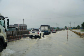 Quốc lộ 1A đoạn qua tỉnh Thanh Hoá thành sông, giao thông ách tắc