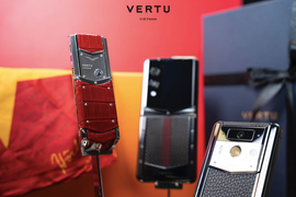 Vertu Iron Flip & Quantum Flip: Điện thoại gập thành món quà xa xỉ mùa lễ hội