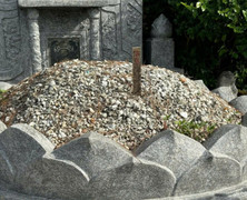 Loạt lăng mộ ở Huế bị đóng cọc thô bạo để kiểm kê giải phóng mặt bằng