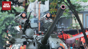 Đoàn xe tăng oai hùng bon bon trên phố, người dân vỡ oà cảm xúc