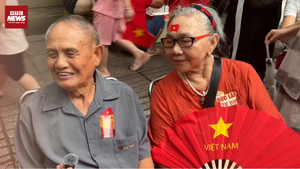 Vợ chồng già xúc động, hạnh phúc chờ xem sơ duyệt diễu binh