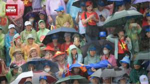 Người dân đội mưa, ngủ vỉa hè giữ chỗ từ nửa đêm chờ xem sơ duyệt diễu binh 2/9