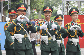 Chiến sĩ A80 'thả tim', vẫy tay chào người dân chờ xem sơ duyệt diễu binh