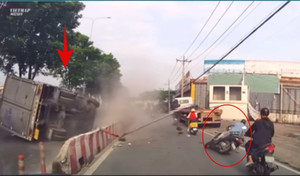 Xe tải lao lên dải phân cách, húc gãy biển báo ở TP.HCM