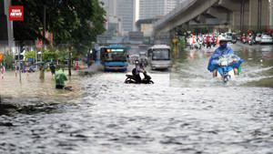 Ngập lụt ở Hà Nội: Cảnh báo 23 điểm ngập úng, nguy cơ lũ trên 2 sông