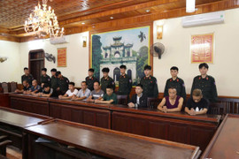 Công an Hưng Yên phá sới bạc kiên cố như boong ke, bắt giữ 18 người