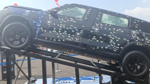 Cận cảnh 440 vết súng bắn trên xe chống đạn đầu tiên của VinFast 