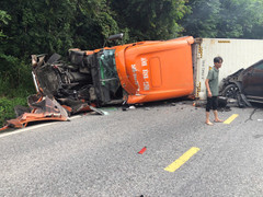 Tai nạn trên đèo Bảo Lộc: Đầu xe container vỡ nát, giao thông ách tắc