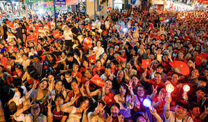 Nên mặc trang phục gì khi đi xem diễu binh, diễu hành A80?