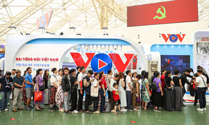 Dòng người nối dài chờ 'xuyên không' trở về ngày 2/9/1945 lịch sử