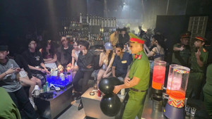 Đột kích quán pub ở Đà Nẵng, công an phát hiện hơn 350 bình chứa khí cười