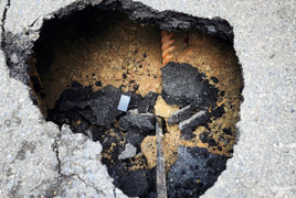 Ô tô bất ngờ ‘sụt hố’ trên phố Đội Cấn, Hà Nội